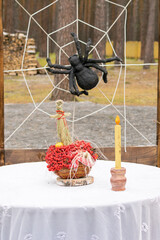 Decorative decorations on the table for Halloween.