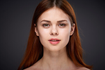 Obraz premium woman with bare shoulders and beautiful hairstyle close-up attractive look