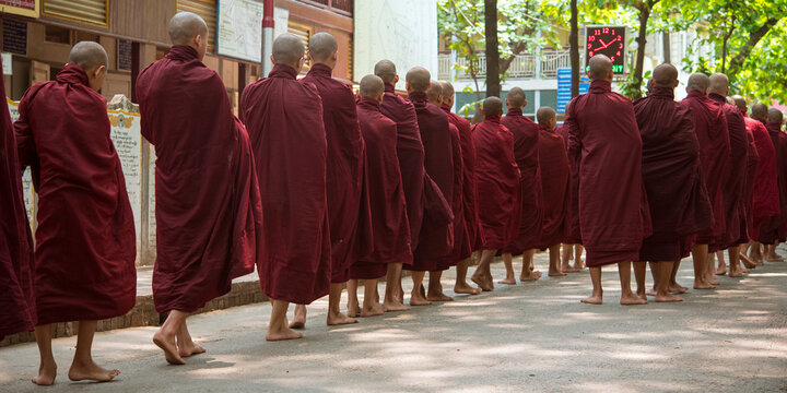 Buddhist monks queuing for food alms at monastery in Amarapura, Myanmar　袈裟を着た僧侶の行列 托鉢風景 ミャンマー アマラプラ マハーガンダーヨン僧院