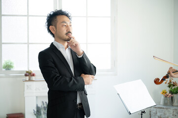 ふ～～んと部下や教え子を嫌な感じで見守る上司っぽい男性