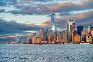 Obraz premium Sunset view of Lower Manhattan skyline from a boat in New York H