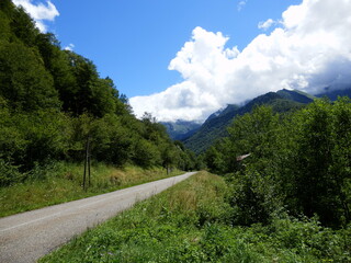 Fototapeta na wymiar Paysage de montagne dans les Pyrénées