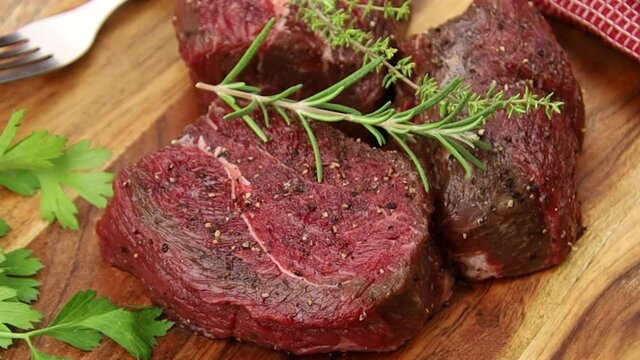 tournedos de boeuf cru sur une planche &agrave; d&eacute;couper	