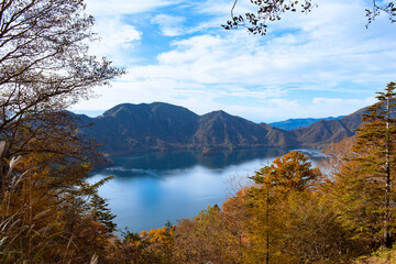 日本百名山　男体山三合目から臨む紅葉した中禅寺湖