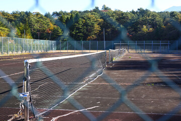 荒れたテニスコート