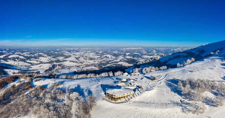 Naklejka premium Aerial view of beautiful winter mountain slopes