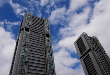 Fototapeta premium Torres y nubes