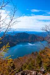 日本百名山　男体山六合目から臨む紅葉した中禅寺湖