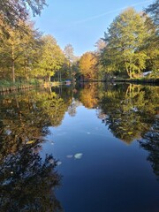 Fototapeta na wymiar Die Herbstfarben spiegeln sich im Wasser