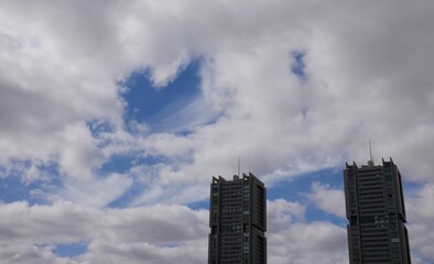 Fototapeta na wymiar Torres y nubes desde lejos