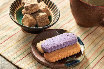 おいしい沖縄のお菓子、黒糖とちんすこう