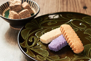 おいしい沖縄のお菓子、黒糖とちんすこう