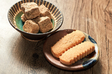おいしい沖縄のお菓子、黒糖とちんすこう