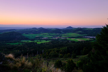 Sonnenuntergang am Pferdskopf im Herbst, Biosphärenreservat Rhön, Hessen, Deutschland.