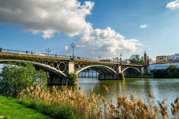 Obraz na płótnie Canvas Puente triana en Sevilla