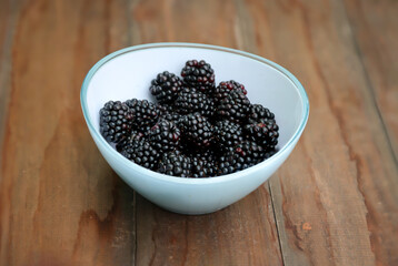 Eine Schale mit frisch gepflückten süße saftige Brombeeren.
