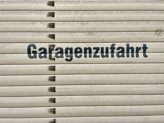Schriftzug Garagenzufahrt auf Rolltor
