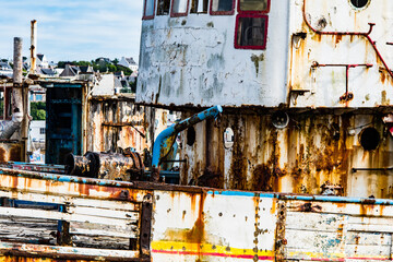 Carcasses de bateaux rouillés.