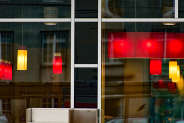 Vitrine d'un restaurant avec luminaires rouges