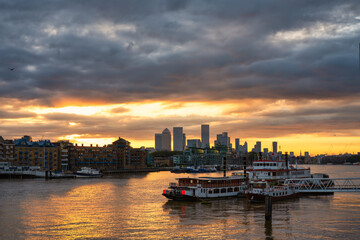 Obraz premium London skyline of river Thames overlooking Canary Wharf at sunrise. England