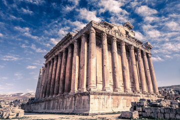 Obraz premium Ancient Roman temple of Bacchus with surrounding ruins and blue sky in the background, Bekaa Valley, Baalbek, Lebanon