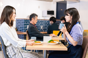 オフィスのカフェテリアのランチを食べる社員
