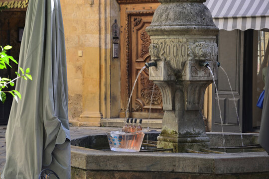 Fontaine de provence et ros&eacute; au frais