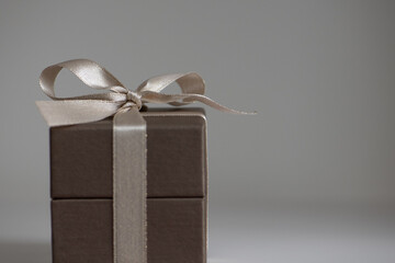 Braune Geschenke Box mit goldener Schleife
