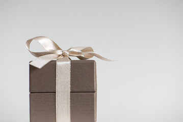 Braune Geschenke Box mit goldener Schleife, Hintergrund weiß