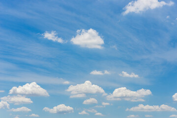 Obraz premium beautiful blue sky and white fluffy cloud horizon outdoor for background.