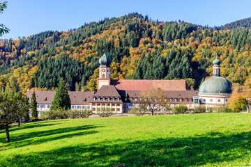 Kloster St. Trudpert im Münstertal, Schwarwald im Herbst  - obrazy, fototapety, plakaty