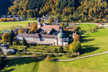 Luftbild des Klosters St. Trudpert im Münstertal, Schwarwald im Herbst - obrazy, fototapety, plakaty