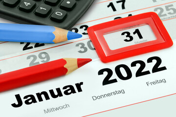 Deutscher Kalender 31. Dezember 2021 und Januar 2022 mit Rechner und Stiften rot blau