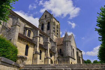 Fototapeta na wymiar De l'escalier en pierres à l'église de Auvers-sur-Oise (95430), département du Val-d'Oise en région Île-de-France, France