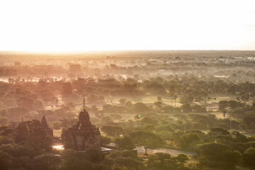Obraz premium Bagan, Burma - Myanmar sunrise at the valley of the 1000 temples