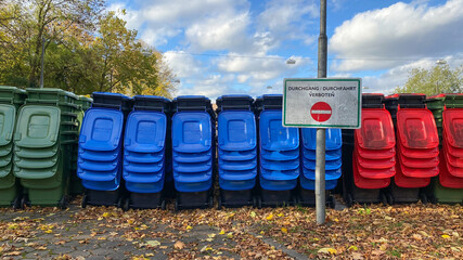 Fototapeta premium Durchfahrt verboten - Mülleimer gestapelt auf Fahrbahn