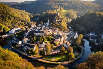 Luftaufnahme von Esch-Sauer, mittelalterliche Stadt in Luxemburg, dominiert von Burg, Kanton Wiltz in Diekirch. Wälder des Naturparks Obersauer, Mäander der gewundenen Sauer, in der Nähe des Obersauersees. © radu79