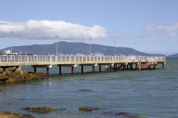 Obraz premium Pier on São José beach in the State of Santa Catarina overlooking Florianópolis