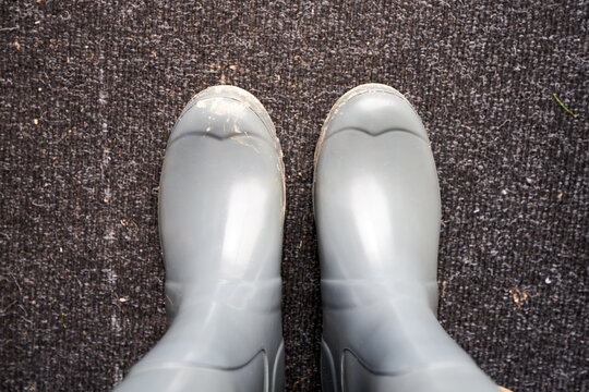 Dreckige Gummistiefel nach der Gartenarbeit