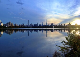 Obraz premium City Sunset across a Lake