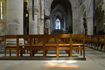 Lumière céleste sur l'allée centrale intérieure de l'église d'Auvers-sur-Oise (95430),...