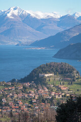 Fototapeta na wymiar Bellagio, Como. Panorama del promontorio con Villa Serbelloni verso il lago 