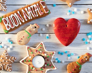 biscotti e decorazioni natalizie