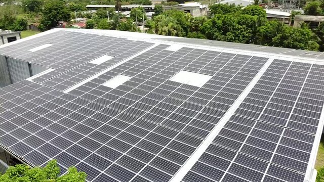 Matriz de paneles solares. Vista aérea de drones del moderno sistema de electricidad fotovoltaica, cierre