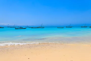 Crédence de cuisine en verre imprimé Plage de Nungwi, Tanzanie Vue sur la plage de sable tropical de Nungwi et les boutres traditionnels en bois dans l& 39 océan Indien à Zanzibar, Tanzanie