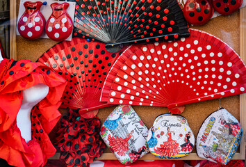 Abanicos y castañuelas rojas, negras y blancas souvenir típico de España.