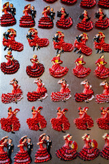 Imanes con forma de bailarina flamenca con vestido colores rojo y lunares negros y blancos, souvenir típico de España.