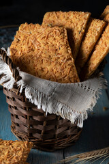 Obraz premium Croutons with cheese in a wicker basket on a wooden table