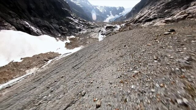 Teich im Berg in der Schweiz