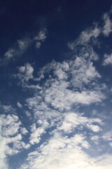 Cielo azul con nubes medias.